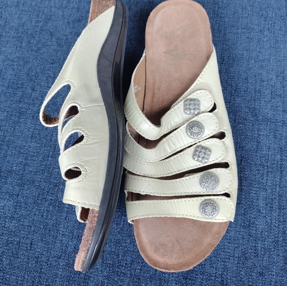 Dansko Janie Ivory Leather Medallion Buttons Slides Sandals Size 40 EU 9 US - Picture 4 of 7